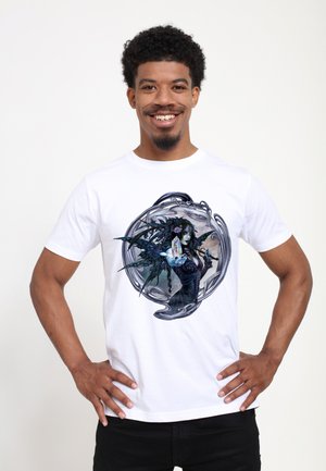 Glurende man in een witte T-shirt met een donkere fantasie-fee die een gloeiende vlinder vasthoudt, omlijst door een ingewikkeld zilveren cirkelontwerp.