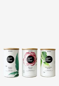 Drie cilindervormige containers met houten deksels; gelabeld "RESET," "RELAX," en "RECHARGE," met botanische illustraties en een zwart logo.