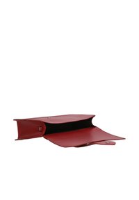 Portafoglio in pelle rossa con texture liscia, caratterizzato da un design pieghevole, scomparti aperti e chiusura a pressione. L'interno è nero.