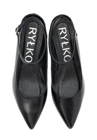 Črne usnjene čevlje s koničastim nosom in trakovi okoli gležnja, z gladko teksturo in oblazinjenim vložkom, zasnovani za varen oprijem.