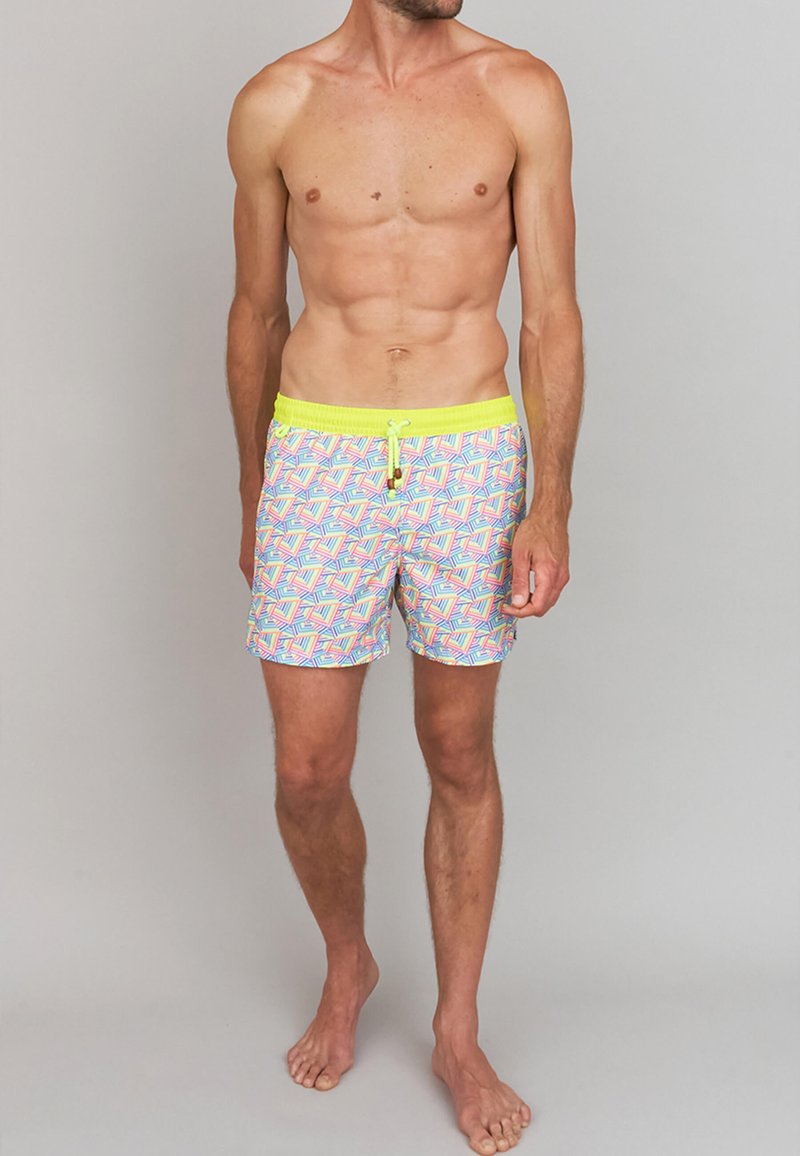 Shorts de bain avec un motif géométrique multicolore, une taille élastique jaune fluo et un cordon de serrage. Fabriqués en tissu léger.