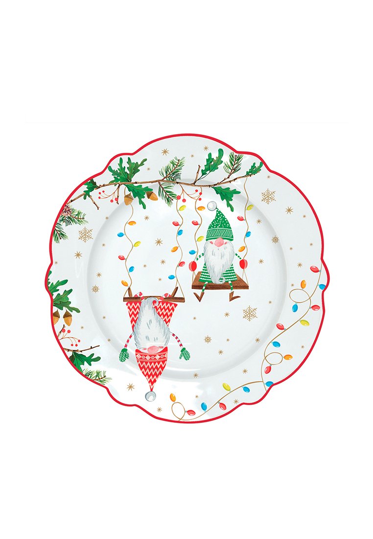 Piatto di ceramica bianco con bordo ondulato rosso, decorato con gnomi su altalene, verdeggiante e luci di Natale colorate in un motivo festivo.