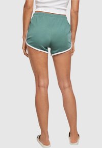 Urban Classics INTERLOCK RETRO HOT - Shorts - paleleaf/white