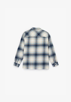 Karierter Flanellhemd in Blau, Creme und Marine; mit langen Ärmeln, Knopfmanschetten, spitzem Kragen und Yoke-Detail auf der Rückseite.