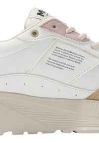 Witte sneaker met roze accenten, gestructureerde zijpanelen en biologisch afbreekbare materialen. Beschikt over een gestikt ontwerp en een rubberen zool met ribbels.