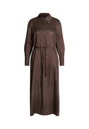 Brązowa sukienka z kołnierzykiem, długimi rękawami, zapinana na guziki z fakturą przypominającą łuski. Posiada związany w talii pas.