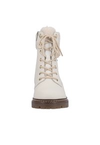 Witte enkellaarzen met veters, voorzien van een met bont gevoerde kraag, gouden oogjes, beige veters en een bruine rubberen zool; gladde leren afwerking.