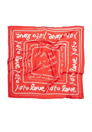 Rotes quadratisches Halstuch mit weißem handgeschriebenem Text „love“, „xoxo“ und Herzmustern, die in konzentrischen Rechtecken angeordnet sind.