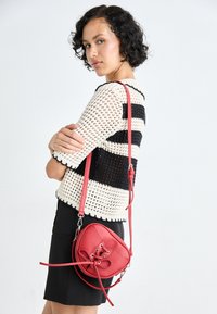 BOW - Håndveske - red