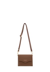 Brązowa skórzana torba crossbody o teksturowanym wykończeniu, z złotymi elementami metalowymi i zapięciem na klapę. Regulowany pasek. Z przodu znajduje się logo.