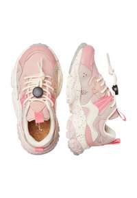 Un paio di sneakers chunky rosa e beige con stringhe bianche e suole maculate, mostrate da viste dall'alto e di lato su sfondo bianco.