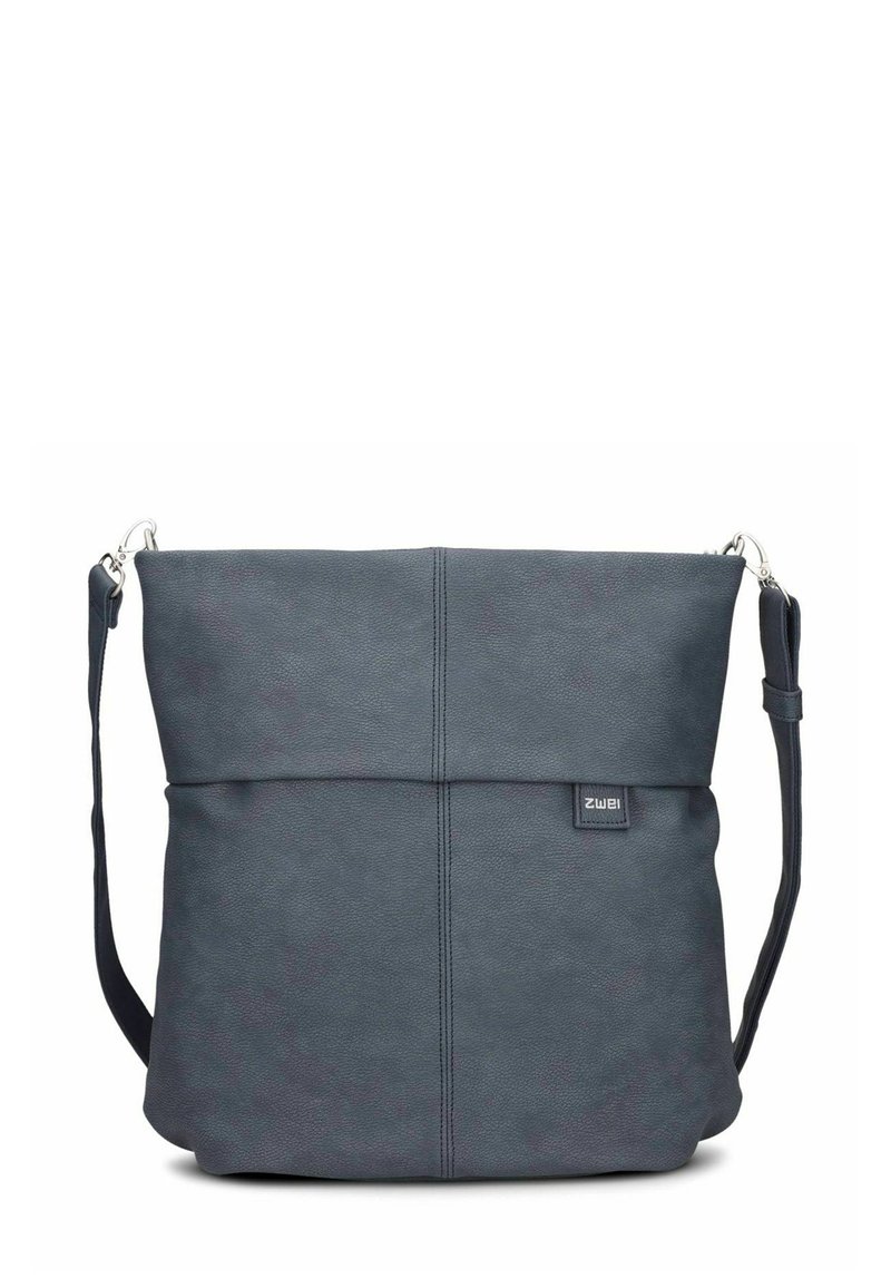 Borsa a tracolla in pelle grigia con parte superiore piatta, chiusura con zip e tracolla regolabile. Presenta un logo sottile e dettagli di cuciture verticali.