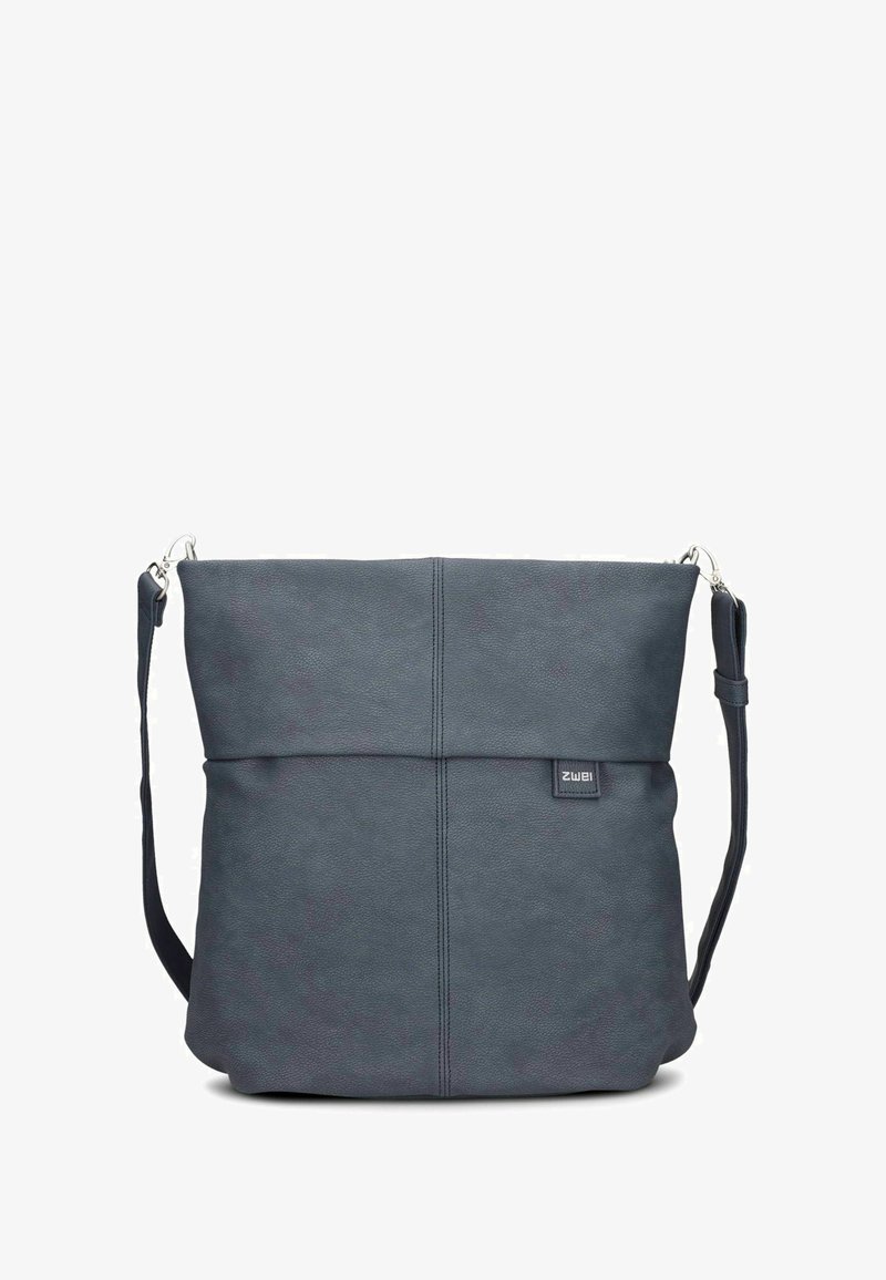 Borsa a tracolla in pelle grigia con parte superiore piatta, chiusura con zip e tracolla regolabile. Presenta un logo sottile e dettagli di cuciture verticali.