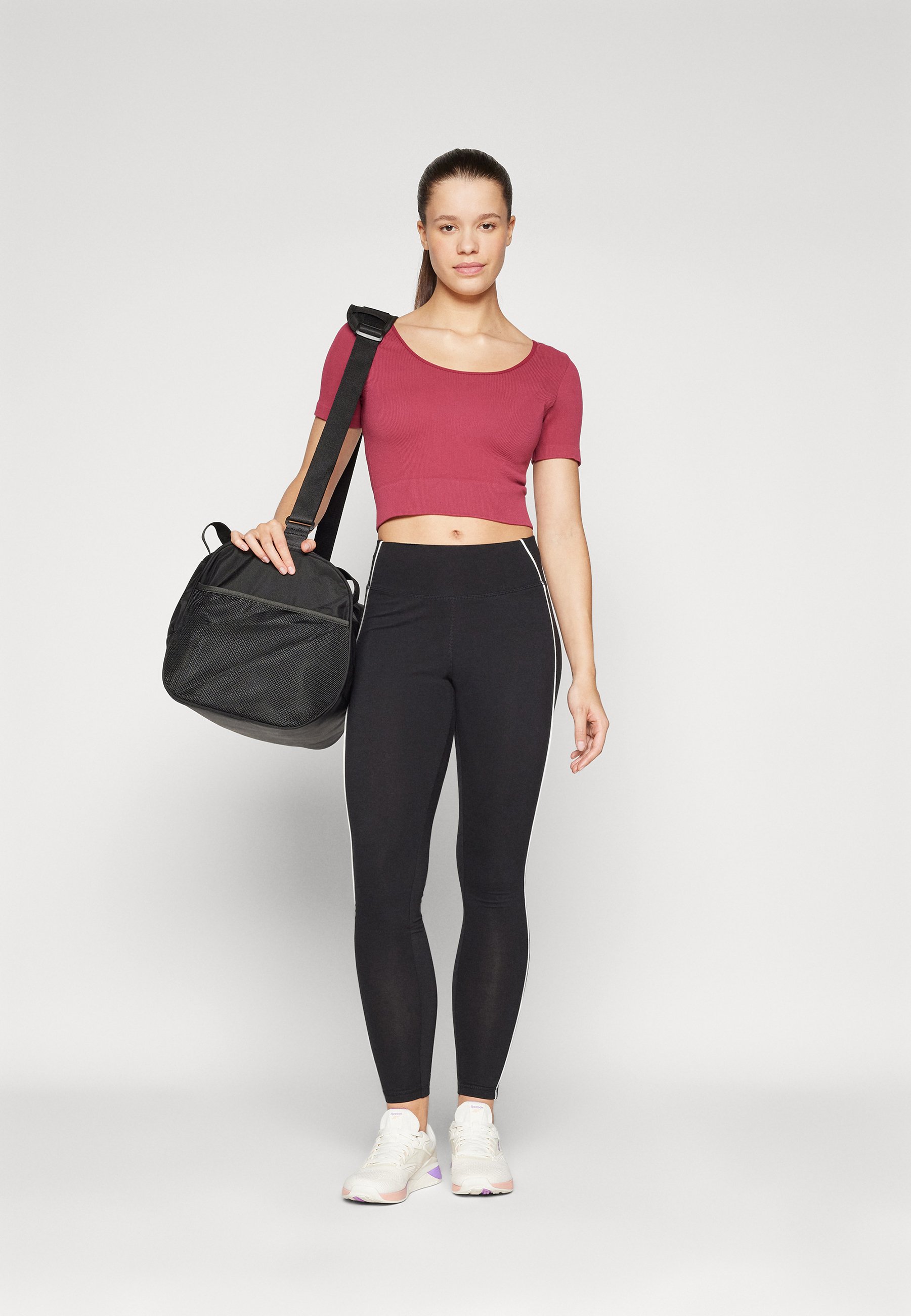 売れ筋商品|||オンリープレイ Tシャツ レディース トップス LIFE WAY CROP SEAM  - Sports T-shirt - beaujolais ONLY Play LIFE WAY CROP SEAM - Sport T-Shirt - beaujolais