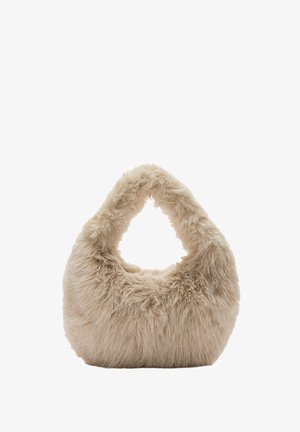 Beżowa torebka z futra syntetycznego z zaokrąglonym dnem i otwartym uchwytem. Miękka tekstura, solidny kształt, charakteryzująca się puszystą, fluffową powłoką.