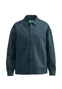 Giacca in tela verde scuro con collo classico, bottoni frontali, due tasche a toppa e discreti dettagli di cucitura rossa.