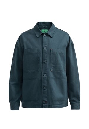 Veste en toile vert foncé avec un col, des boutons à l'avant, deux poches plaquées et de subtils accents de couture rouge.