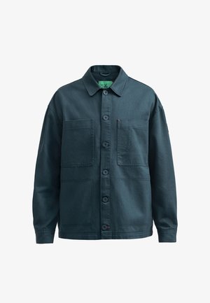 Donkergroene canvasjas met een kraag, voorknopen, twee opgestikte zakken en subtiele rode stikselaccenten.
