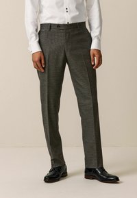Next TAILORED TRIMMED TEXTURE  REGULAR FIT - Oblekové kalhoty - brown
