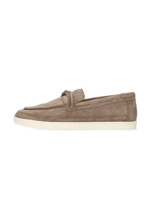 Herrentaupe Wildleder-Mokassin mit weißer Gummisohle und Schnürdetail auf weißem Hintergrund.