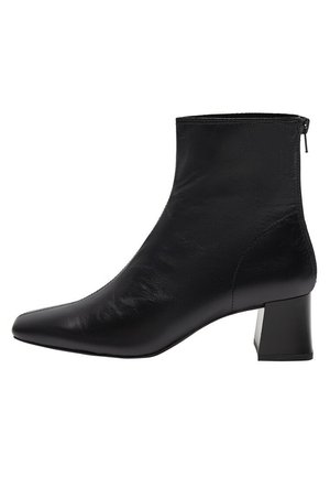 Stiefelette - black
