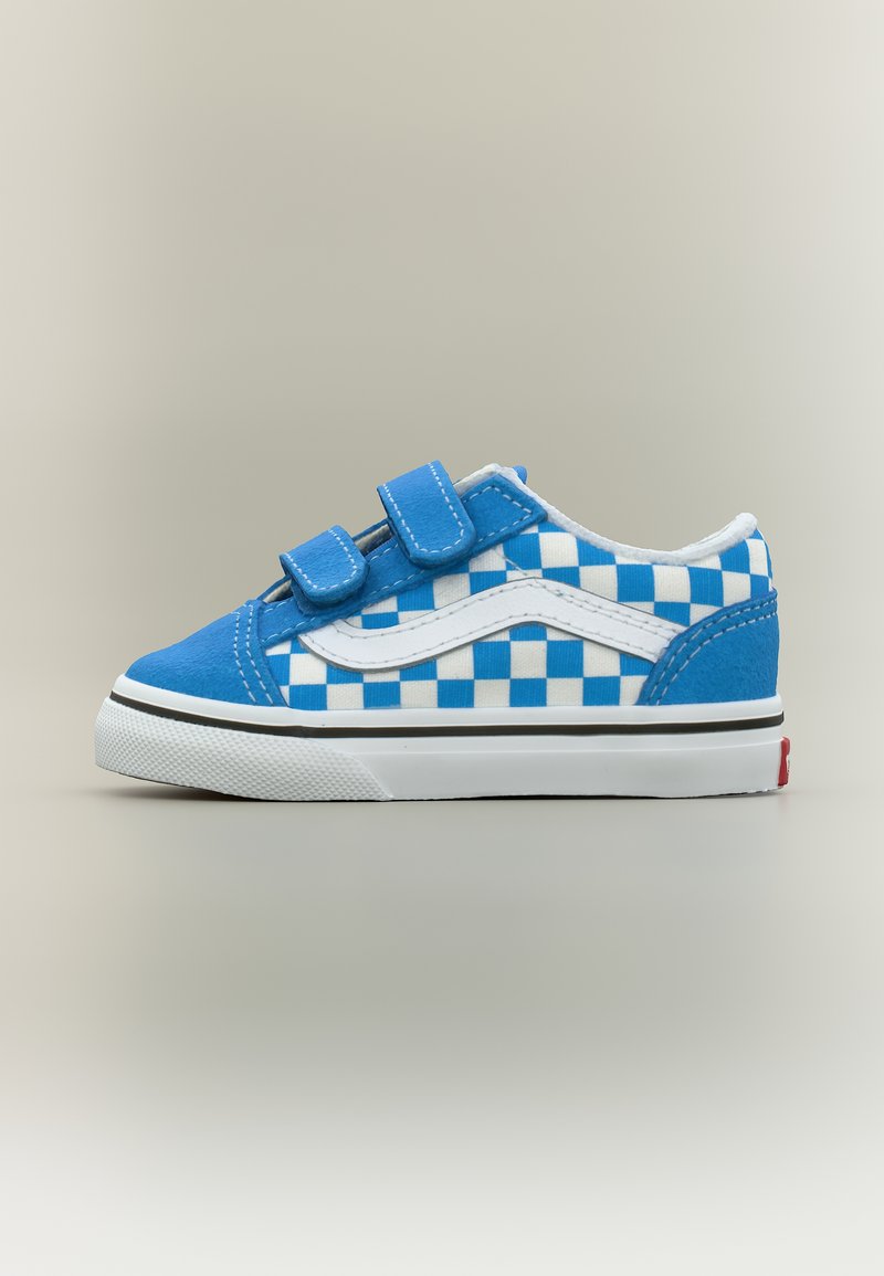 Παιδικό αθλητικό παπούτσι με μπλε και λευκό μοτίβο καρό, δύο λουριά με βέλκρο και λευκή λαστιχένια σόλα σε απλό φόντο.