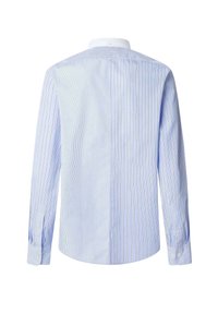 Camisa azul claro de botones con rayas verticales blancas y marinas, cuello sólido blanco en contraste, y mangas largas con puños abotonados.