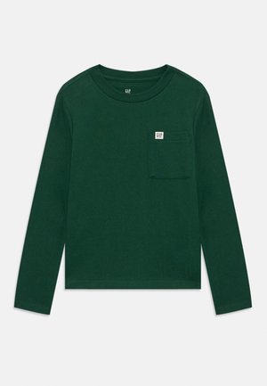 Langarmig groene katoenen shirt met ronde hals, voorzien van een zak op de linkerkant van de borst en een klein logo label boven de zak.