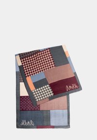 Sciarpa patchwork multicolore con vari motivi, tra cui pied de poule e disegni geometrici, con dettaglio ricamato della firma in un angolo.