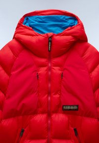Chaqueta de plumas roja con un forro interior azul. Presenta un collar alto, cierre frontal con cremallera y dos bolsillos laterales con cremallera.