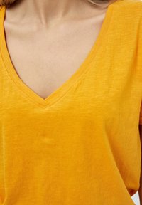Desires DEDANNON TEE - T-shirts basic - butterscotch