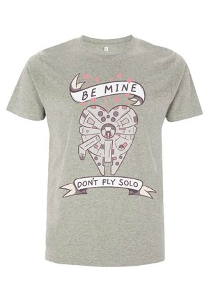 Graues Kurzarm-T-Shirt mit einem stilisierten Herzensdesign und einem Raumschiffmotiv. Auf Bannern steht "SEI MEIN" und "FLY NICHT ALLEIN".