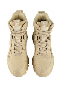 Zapatillas altas beige hechas de lona con un acabado texturizado. Cuentan con cordones gruesos, un collar acolchado y la marca en la lengüeta y el talón.