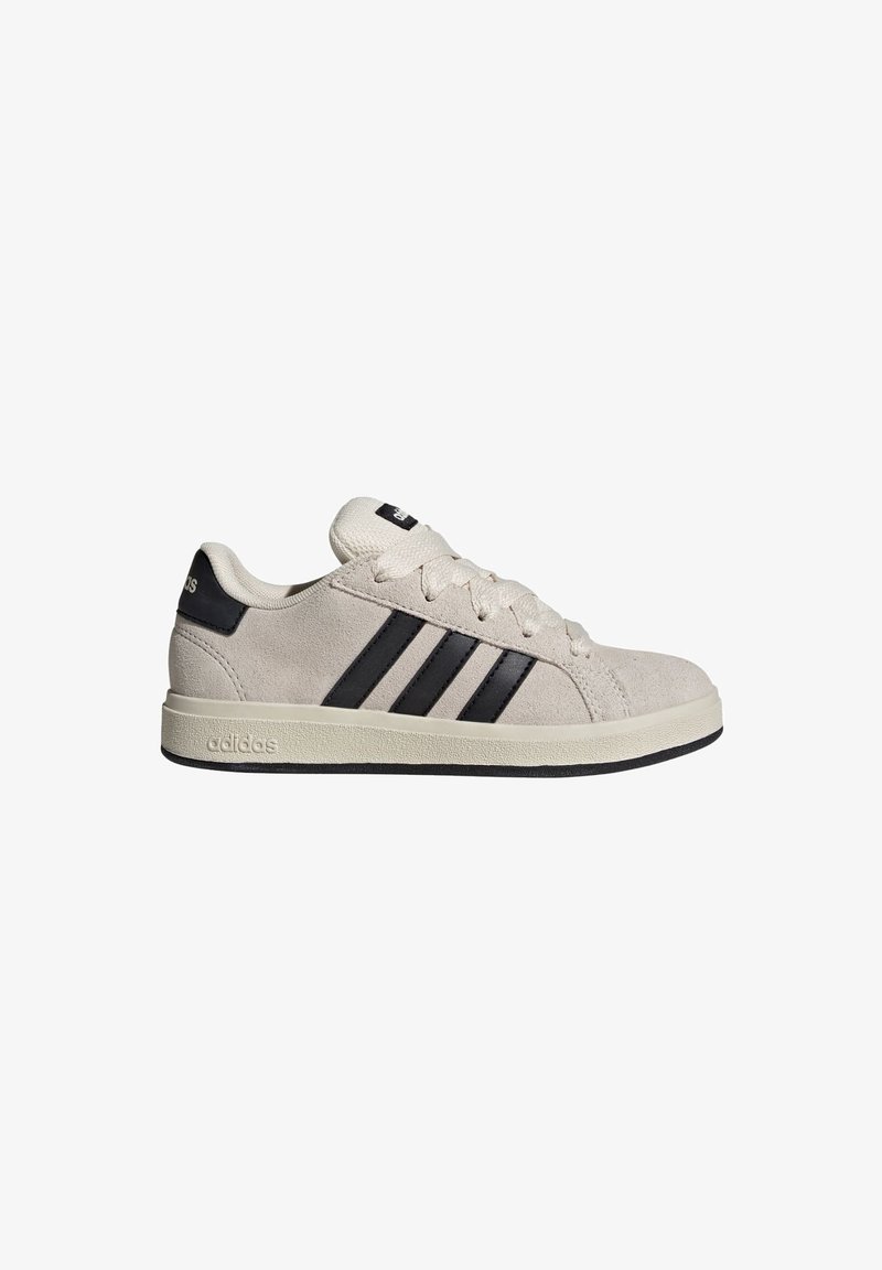 Sneaker in suede beige con tre strisce nere e logo sul tallone, suola in gomma e design a punta rotonda, caratterizzato da chiusura con lacci e finitura testurizzata.