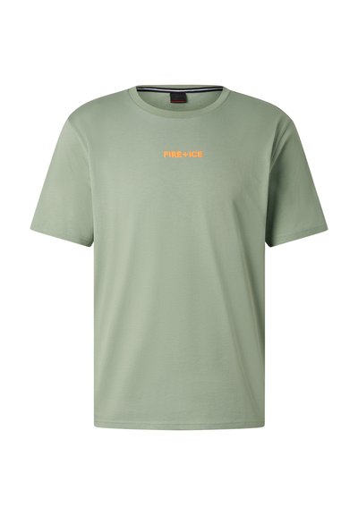 T-shirt vert clair à manches courtes et col rond avec un petit texte orange "FIRE + ICE" centré sur la poitrine.