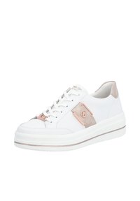 Hvide lædersneakers med sølvdetaljer, struktureret lys grå ruskindspanel, rund tå, flad sål og logoprægning på siden.
