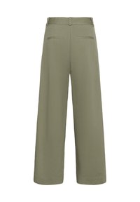 Pantalon vert olive à jambes larges avec passants pour ceinture et deux poches passepoilées à l'arrière, présenté de dos sur un fond blanc.