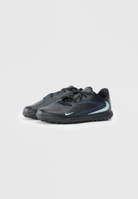 Chaussures de sport noires en matériau texturé, avec un accent bleu clair et des lacets noirs. Conçues pour le confort avec une semelle en caoutchouc pour une meilleure adhérence.