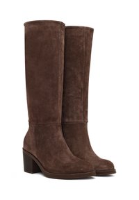 Bruine suède kniehoge laarzen met een vierkante neus, een blokhak, en zonder zichtbare hardware of patronen. Gladde textuur overal.