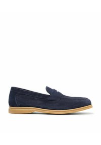 Marineblaue Wildleder-Loafers mit runder Zehenform, einem Schlupf-Design und einer beige Gummisohle. Mit einer genähten Akzentuierung und einem kleinen vorderen Klappen.
