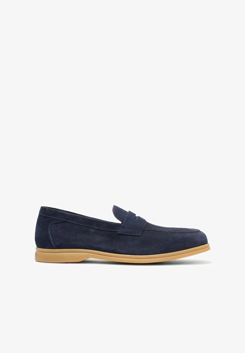 Marineblaue Wildleder-Loafers mit runder Zehenform, einem Schlupf-Design und einer beige Gummisohle. Mit einer genähten Akzentuierung und einem kleinen vorderen Klappen.