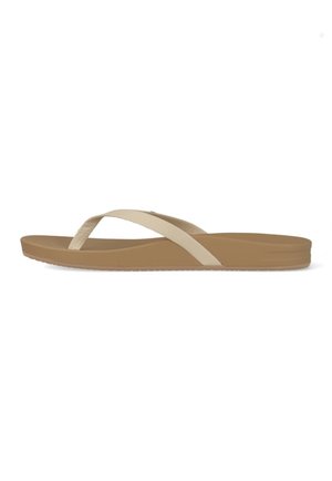 Platte bruine sandaal met een brede beige band die diagonaal over de voet loopt en een teenstukje, ontworpen voor casual gebruik.