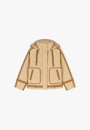 Chaqueta acolchada beige con capucha, acentos de correa marrón, dos grandes bolsillos frontales y cordón ajustable en el dobladillo.