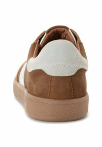 Bruine suedine sneakers met witte accenten, gladde afgeronde vorm, gevoerd kraagje en een gestructureerde rubberen zool. Voorzien van eenvoudige stikdetails.