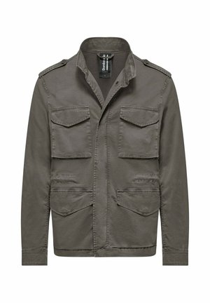 Olijfgroene militaire jas met vier klepzakken aan de voorkant, schouderepauletten en een opstaande kraag.