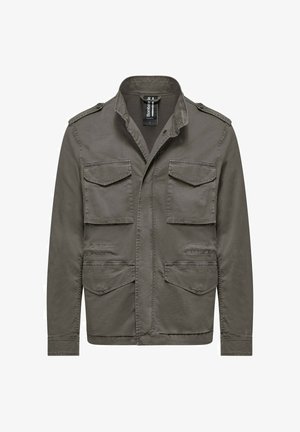 Kurtka wojskowa w oliwkowej zieleni z czterema kieszeniami z patkami z przodu, pagonami na ramionach i stojącym kołnierzem.