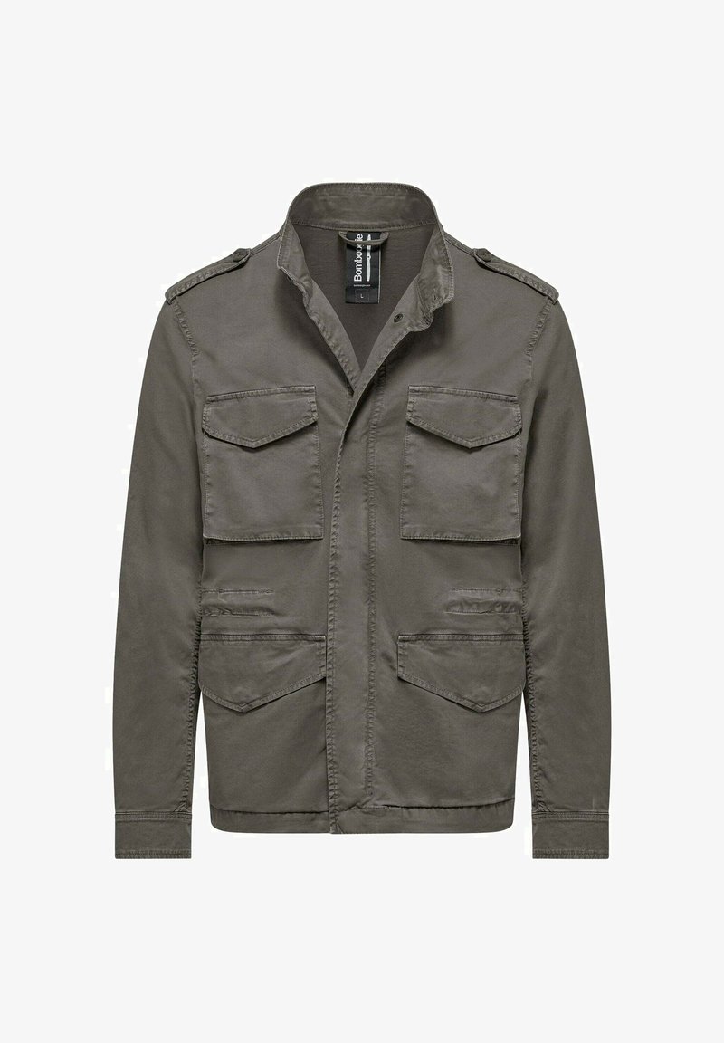 Olijfgroene militaire jas met vier klepzakken aan de voorkant, schouderepauletten en een opstaande kraag.