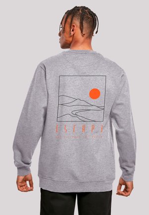 Gray sweatshir with long sleeves featuring a graphic design of mountains and a sun in orange on the back. Ribbed cuffs and hem.