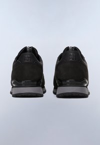 Scarpe sportive nere realizzate con una combinazione di materiali in suede e sintetici, con un tallone testurizzato e un marchio prominente sul retro.