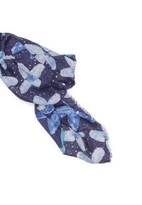 Sciarpa blu navy con un motivo floreale in azzurro e verde acqua, caratterizzata da puntini d'oro e orli sfilacciati. Realizzata in tessuto leggero.